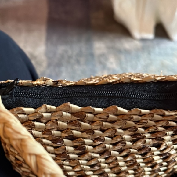 Small straw lined purse. - Picture 5 of 12